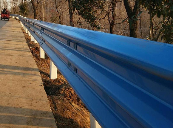 自贡公路波形护栏板的优点